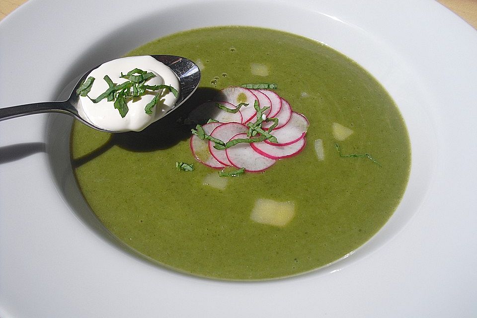 Cremesuppe von Radieschenblättern