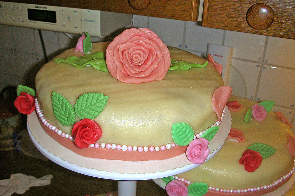 Hochzeitstorte mit Mandelbuttercreme und Marzipanverzierung