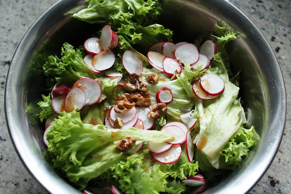 Blattsalat mit Orangen-Dressing und Walnüssen