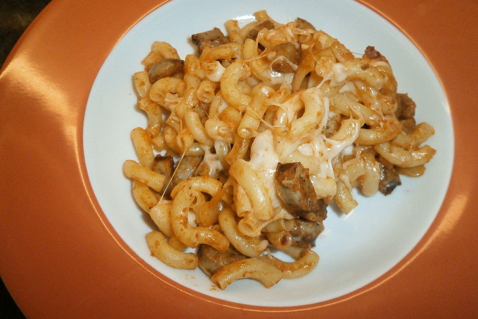 Wurst-Nudel-Pfanne mit Käse