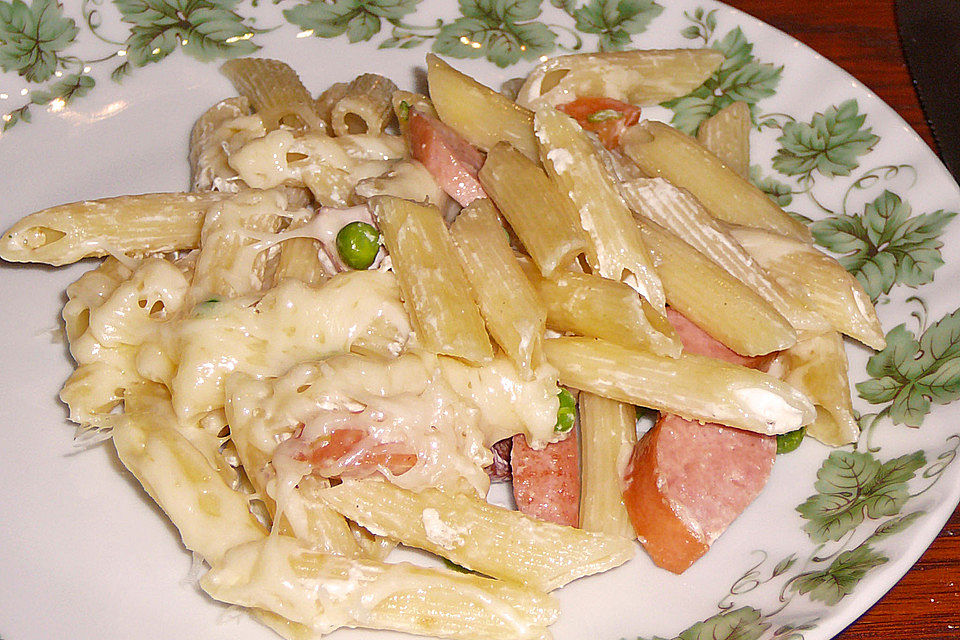 Wurst-Nudel-Pfanne mit Käse