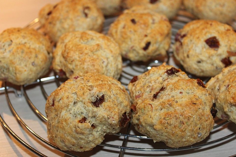 Pikante Brötchen mit getrockneten Tomaten und Rosmarin