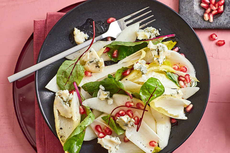 Chicoréesalat mit Birnen, Roquefort und Granatapfelkernen