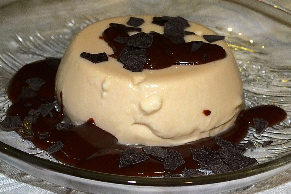 Karamell-Panna cotta mit Schokosoße