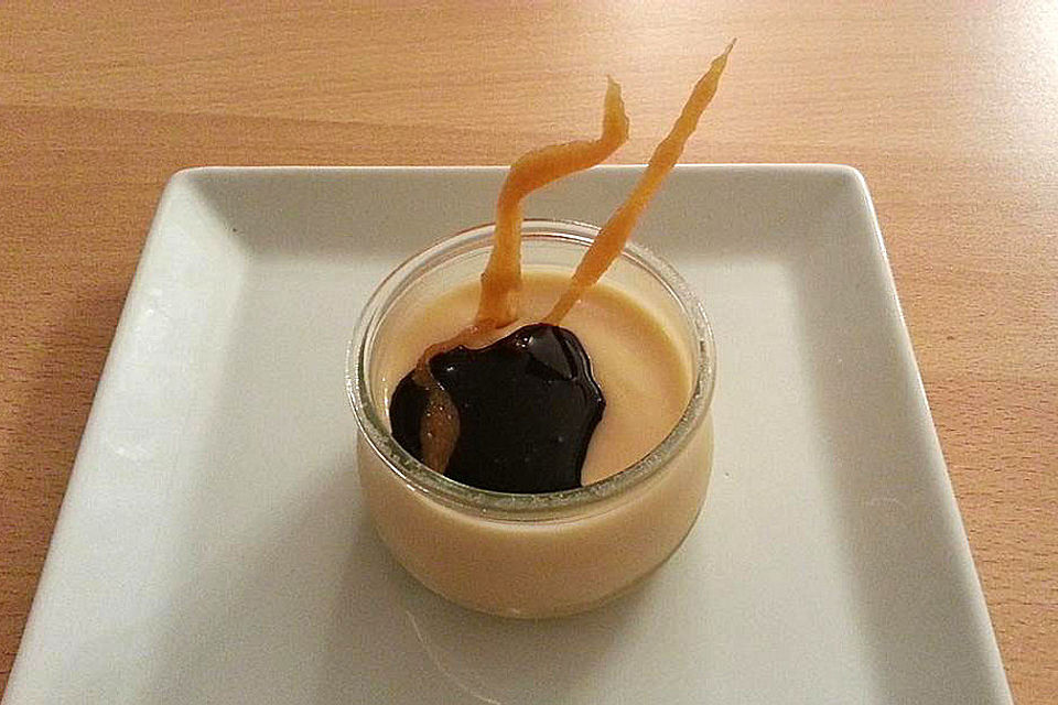 Karamell-Panna cotta mit Schokosoße