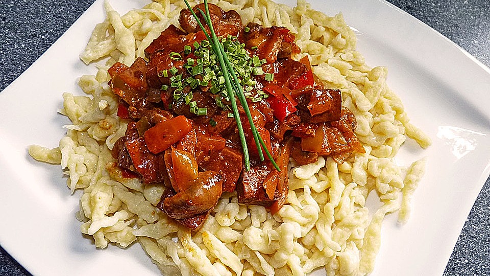 Vegetarisches Gulasch mit Tofu und Pilzen-image