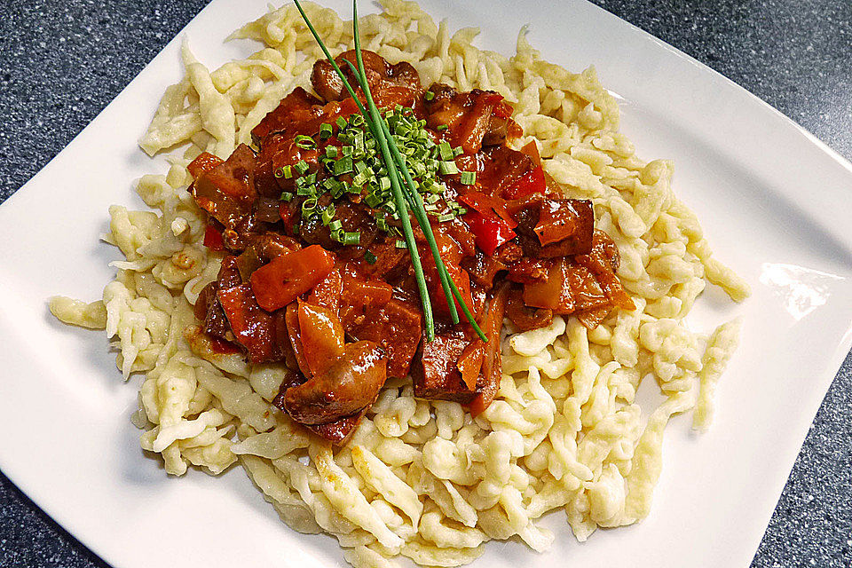 Vegetarisches Gulasch mit Tofu und Pilzen