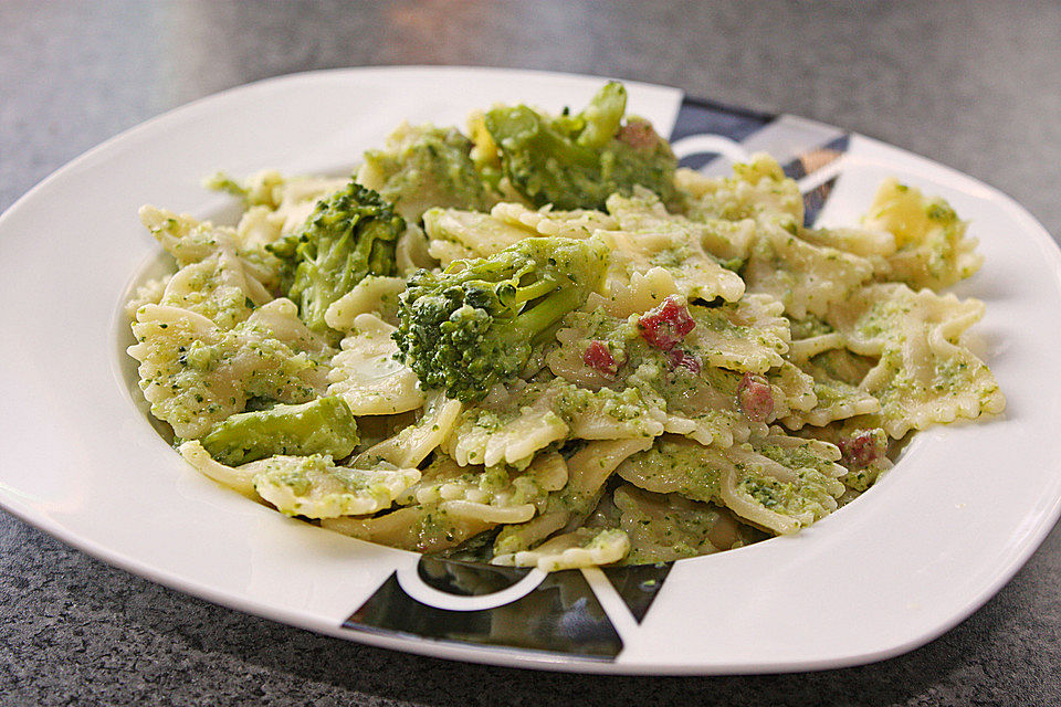 Nudeln mit Schinken-Sahne Sauce und Brokkoli