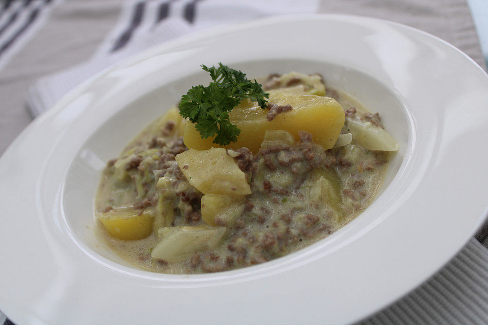 Weißkohl mit Hackfleisch in Bechamel-Senfsauce