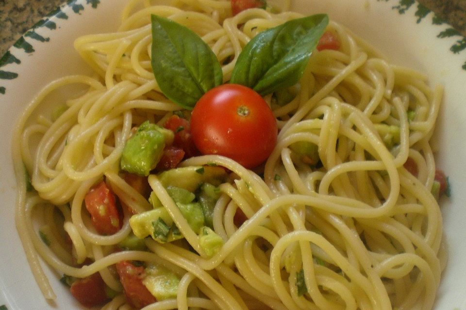 Spaghetti mit Tomaten - Avocado - Salsa