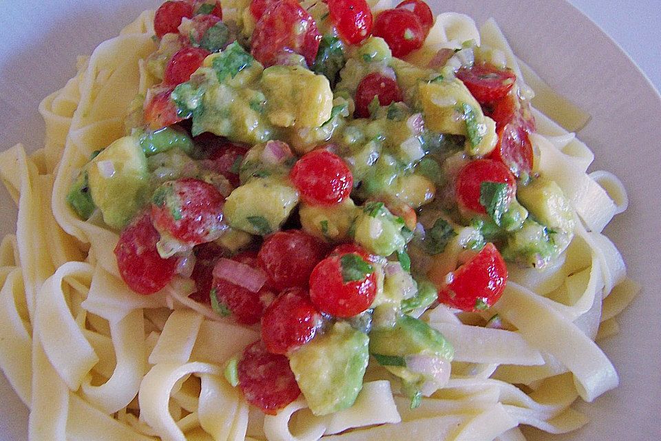 Spaghetti mit Tomaten - Avocado - Salsa