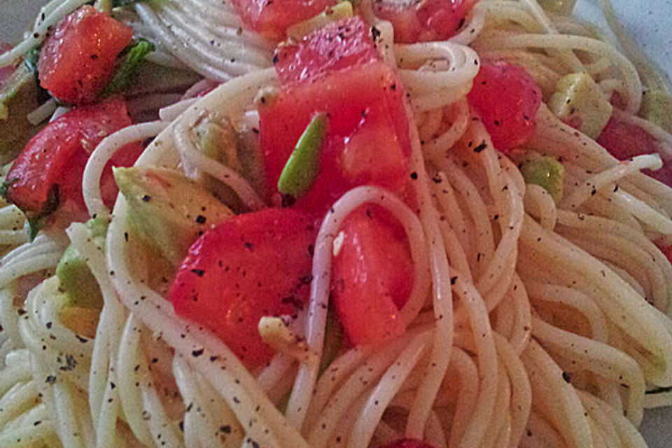 Spaghetti mit Tomaten - Avocado - Salsa