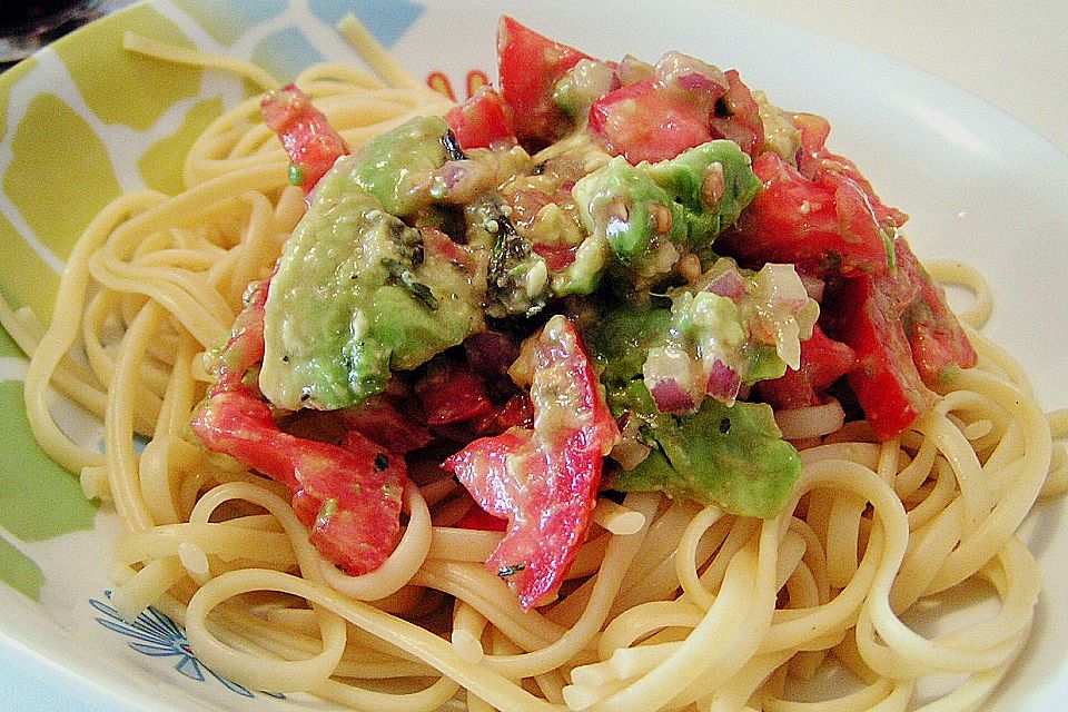 Spaghetti mit Tomaten - Avocado - Salsa