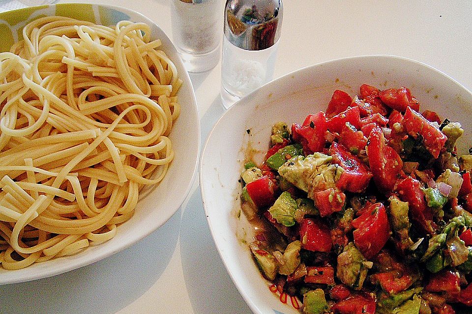 Spaghetti mit Tomaten - Avocado - Salsa