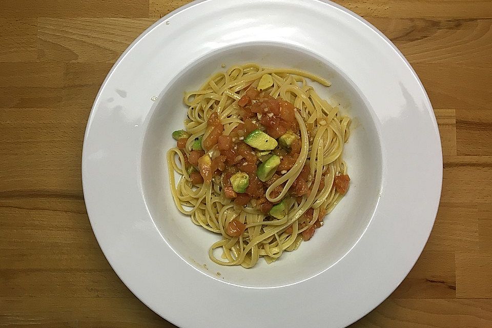 Spaghetti mit Tomaten - Avocado - Salsa