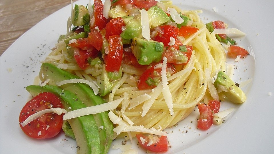 Spaghetti-mit-Tomaten-Avocado-Salsa