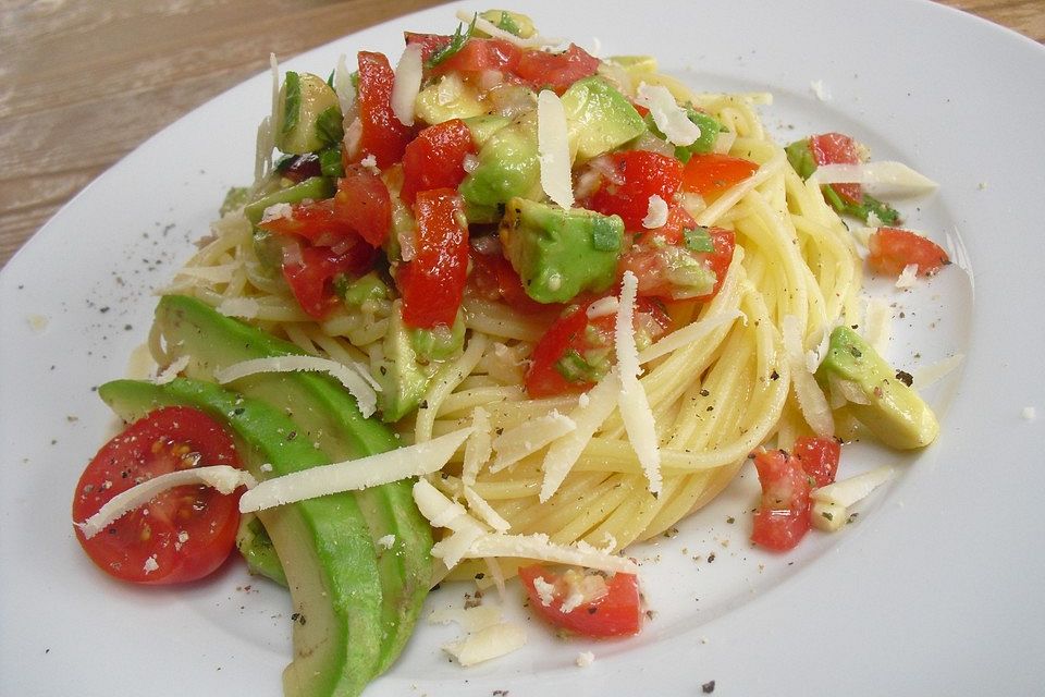 Spaghetti mit Tomaten - Avocado - Salsa