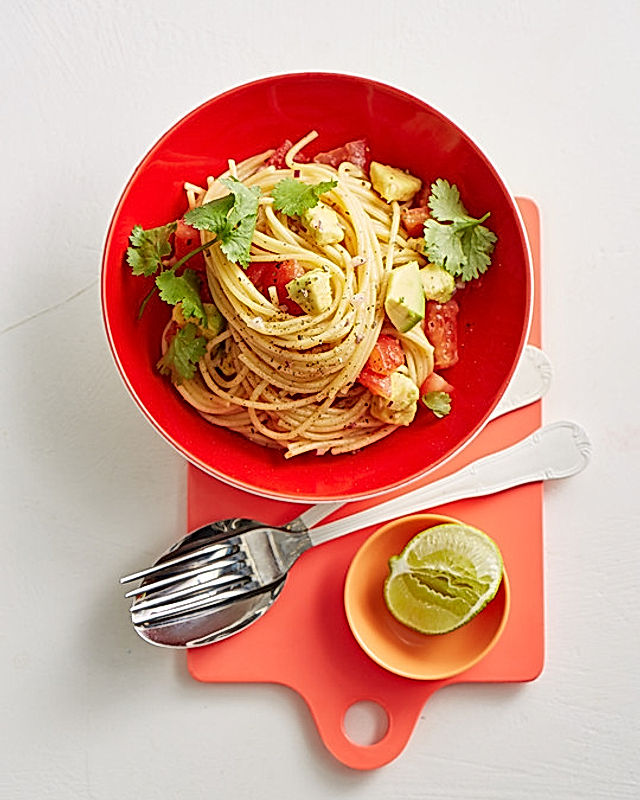 Spaghetti mit Tomaten - Avocado - Salsa