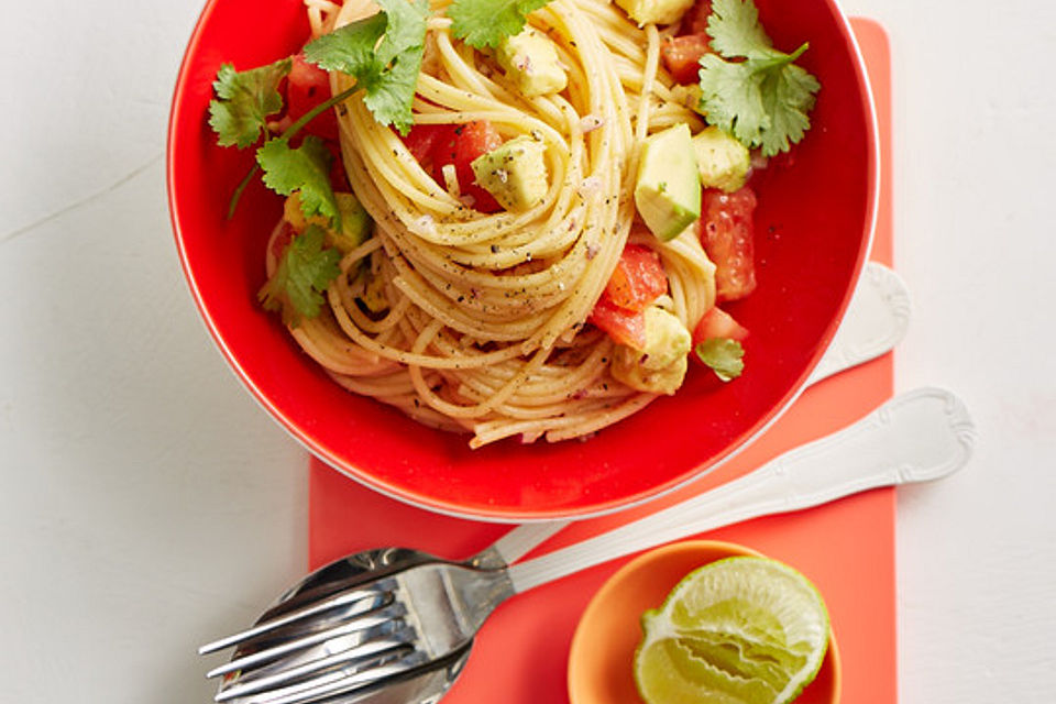 Spaghetti mit Tomaten - Avocado - Salsa