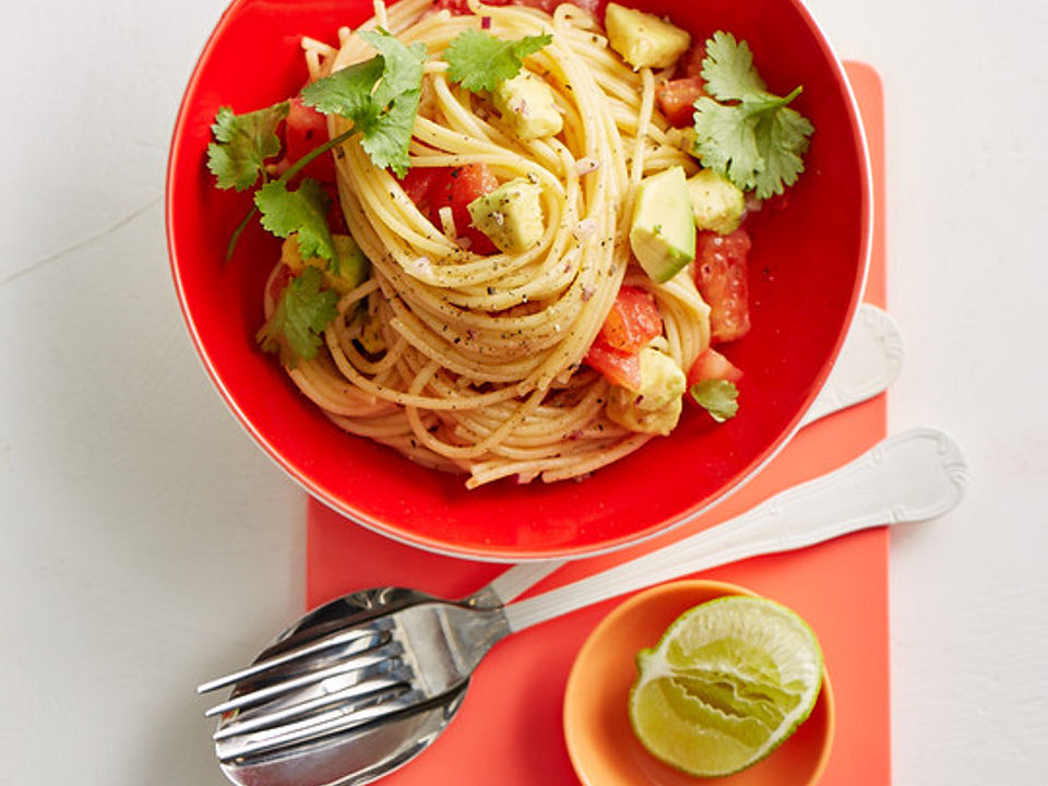 Spaghetti mit Tomaten - Avocado - Salsa| Chefkoch