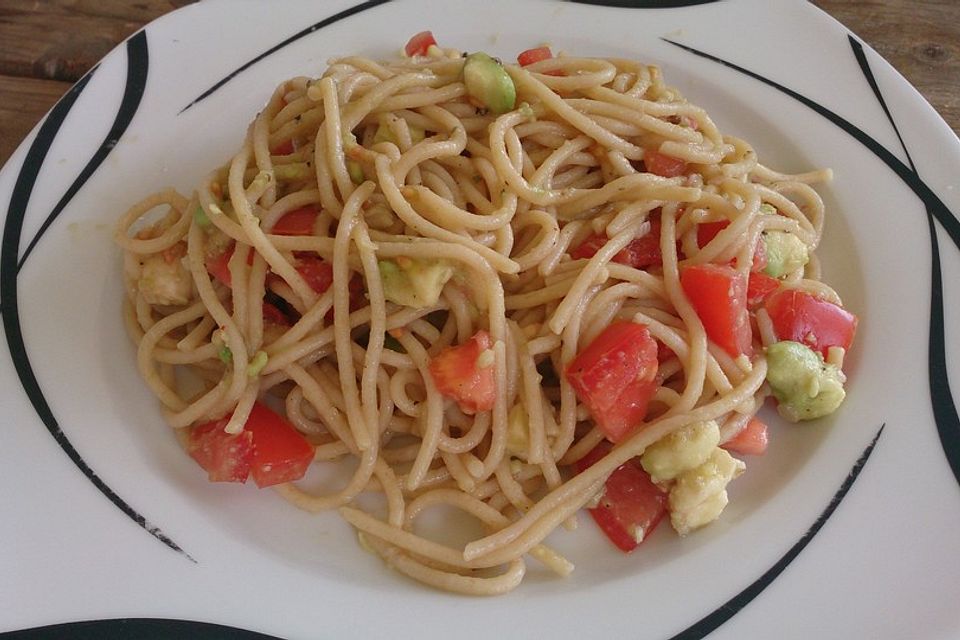 Spaghetti mit Tomaten - Avocado - Salsa