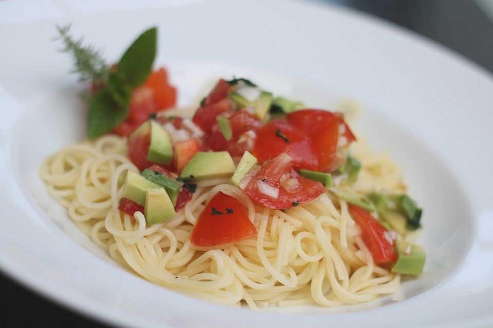 Spaghetti mit Tomaten - Avocado - Salsa
