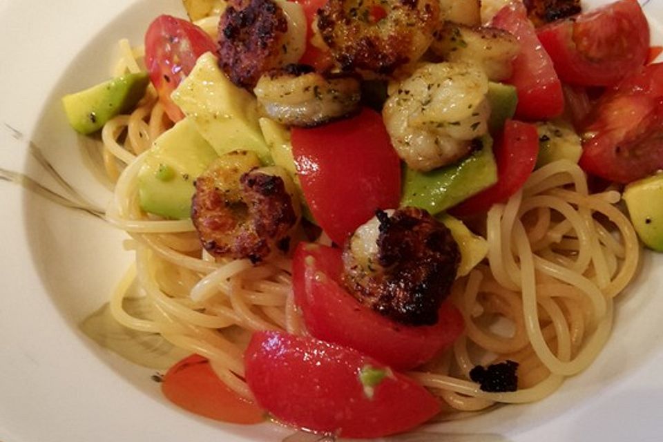 Spaghetti mit Tomaten - Avocado - Salsa