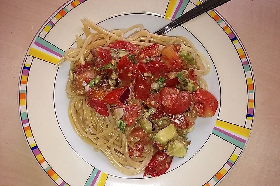 Spaghetti mit Tomaten - Avocado - Salsa