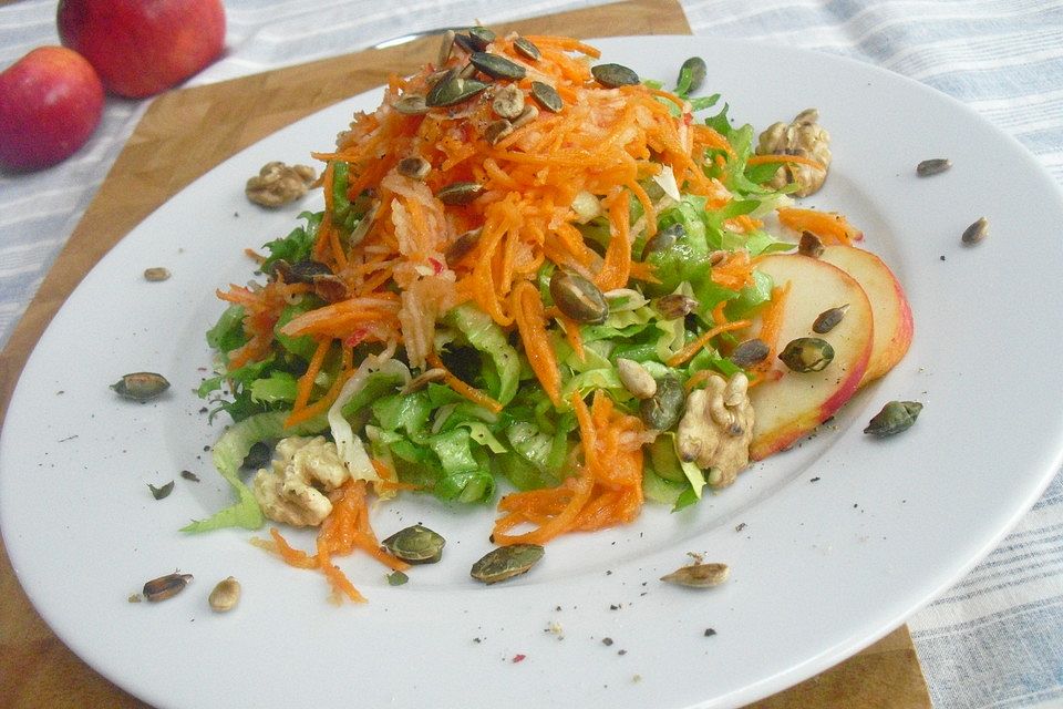 Endivien-Möhren-Apfel-Salat