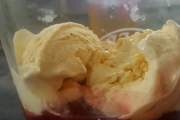 Einfaches Zimt - Eis mit heißen Kirschen von tiggerblue78 | Chefkoch