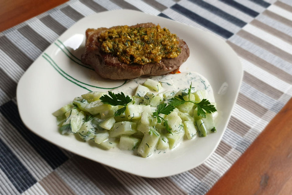 Gratinierte irische Steaks mit Gurkensalat