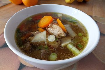 Goldgelbe Hühnersuppe
