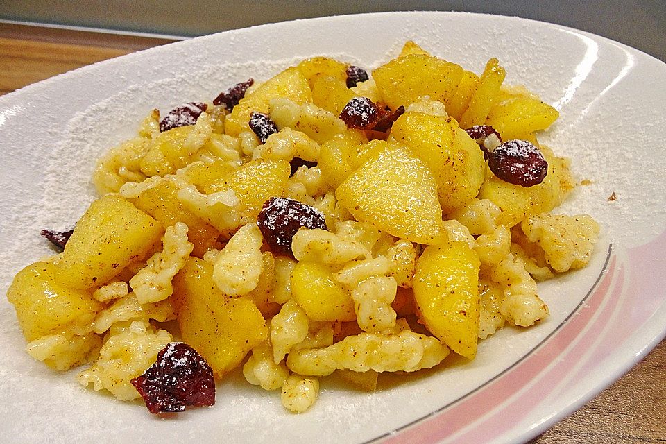 Apfelspätzle mit Cranberries