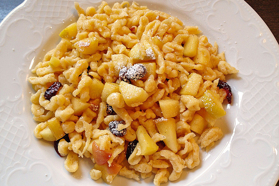 Apfelspätzle mit Cranberries