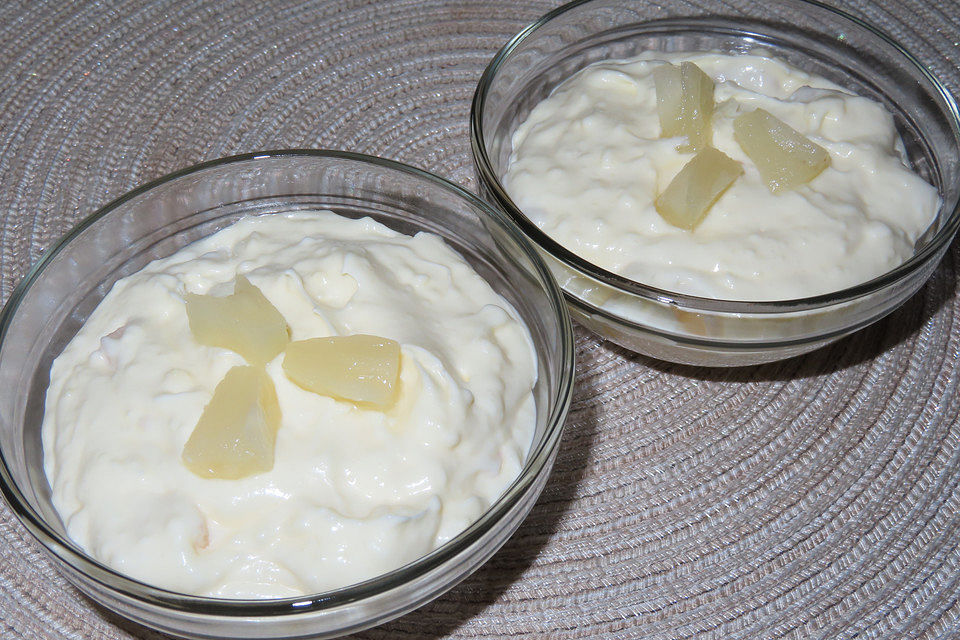 Kokosnuss-Creme mit Ananas