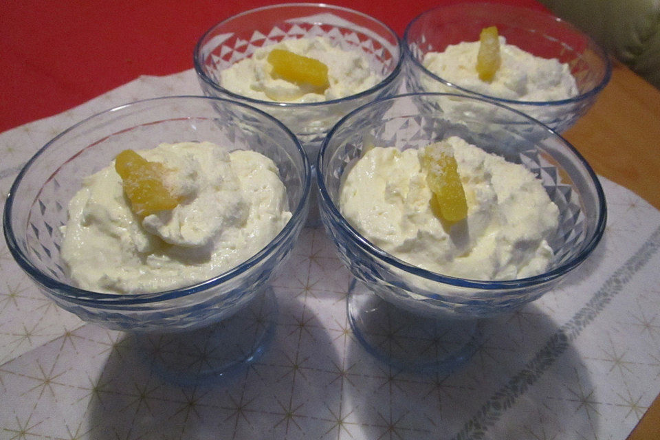 Kokosnuss-Creme mit Ananas