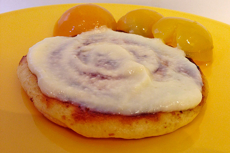 Zimtpfannkuchen mit Zimtwirbel und Frischkäseglasur Zimtpfannkuchen mit Zimtwirbel und Frischkäseglasur