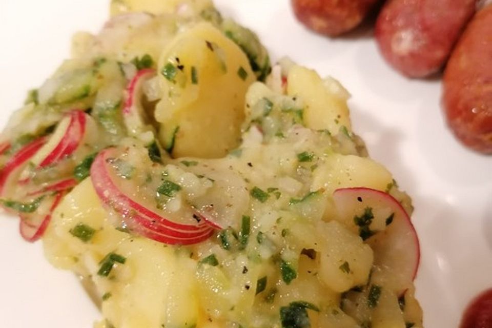 Kartoffel-Radieschen Salat mit Salatgurke und Kräutern