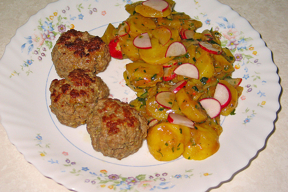 Kartoffel-Radieschen Salat mit Salatgurke und Kräutern