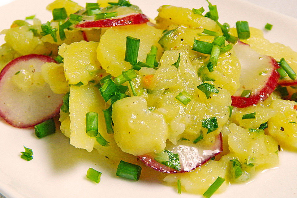 Kartoffel-Radieschen Salat mit Salatgurke und Kräutern