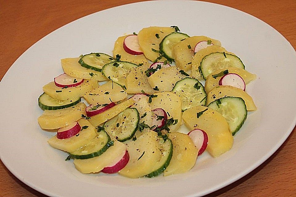 Kartoffel-Radieschen Salat mit Salatgurke und Kräutern