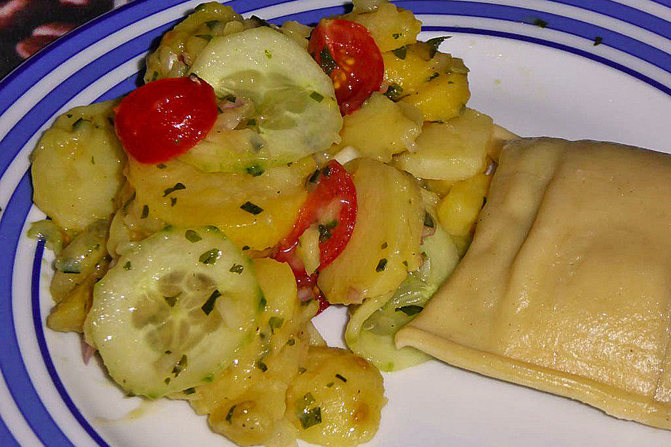 Kartoffel-Radieschen Salat mit Salatgurke und Kräutern