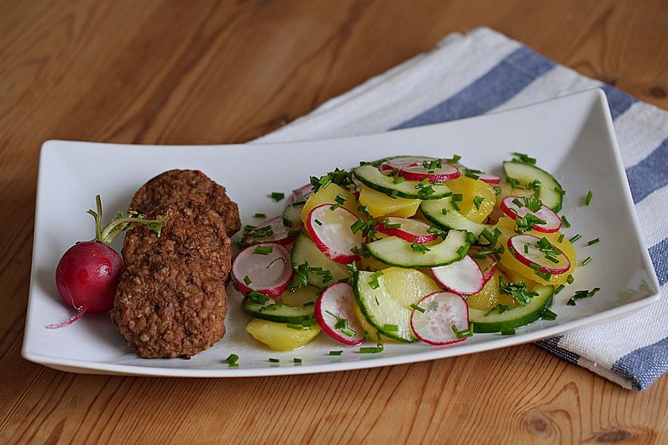 Kartoffel-Radieschen Salat mit Salatgurke und Kräutern