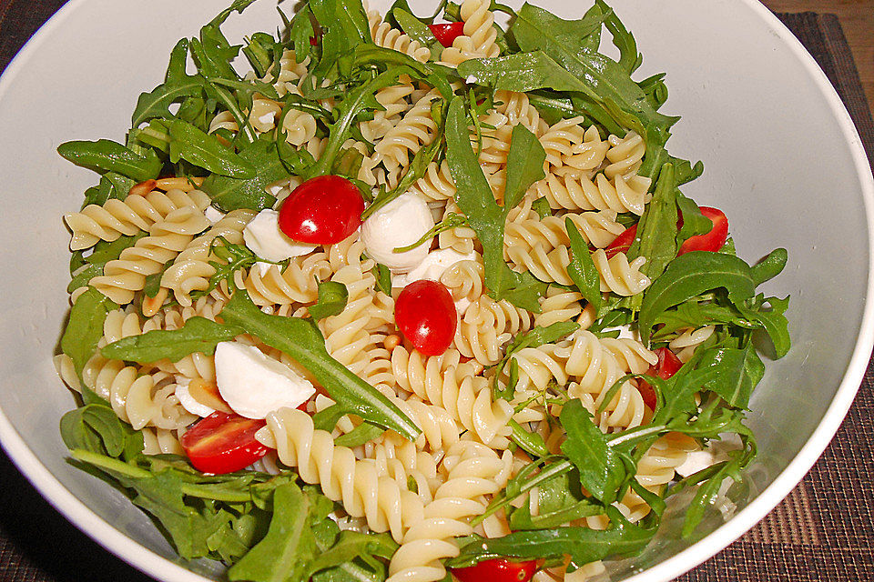 Mediterraner Nudelsalat mit Rucola und Zitronendressing