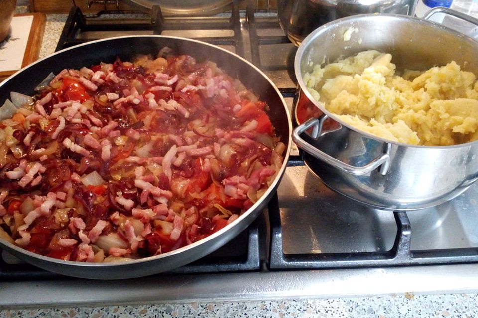 Geschmortes Kohl-Tomaten-Gemüse mit Kartoffelpüree