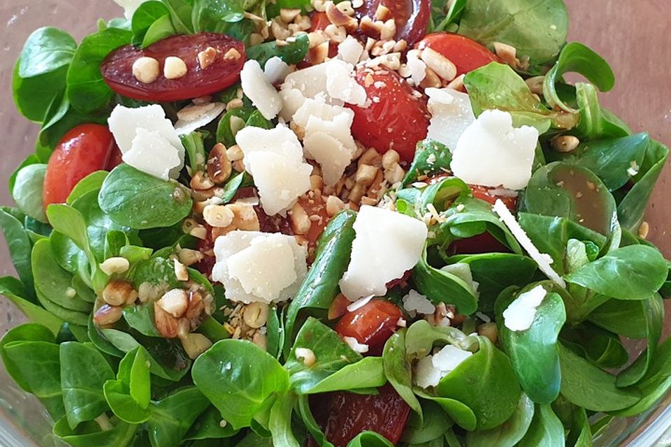 Feldsalat mit warmen Tomaten in einer Balsamico-Reduktion