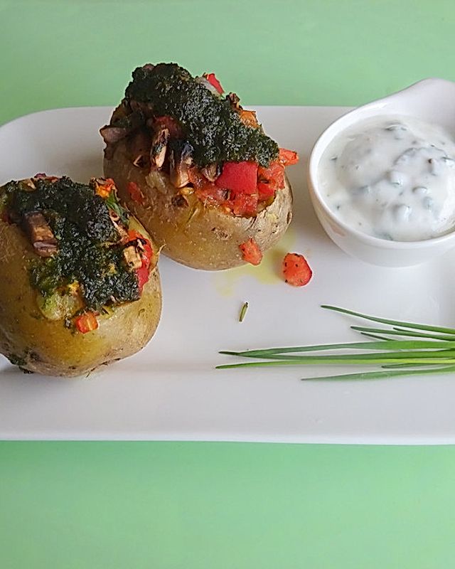 Tomaten-Champignon-Ofenkartoffeln mit Schnittlauchsauce und Basilikumpesto