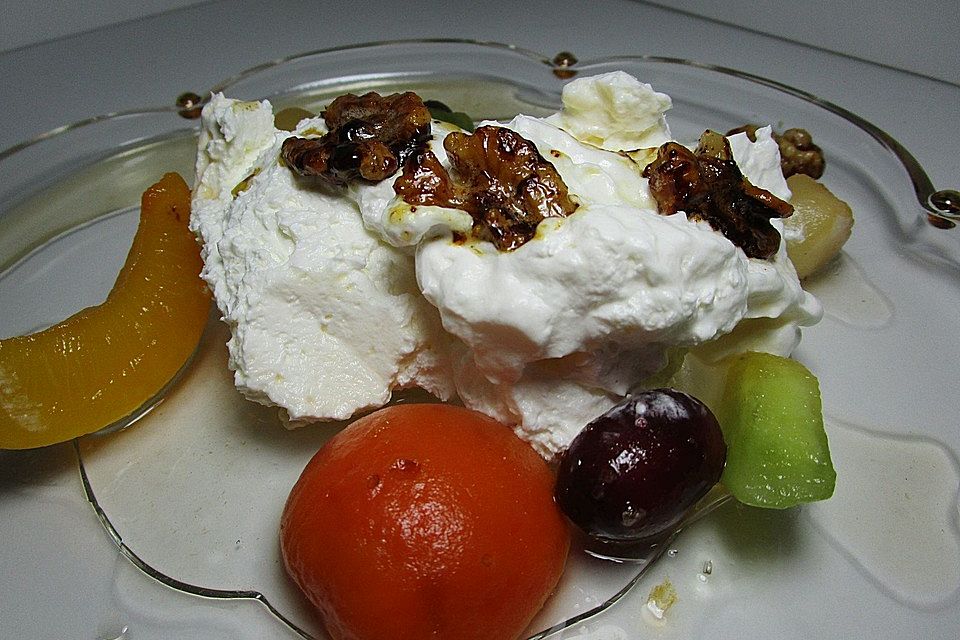 Vanille-Joghurt-Creme mit Walnüssen und Früchten