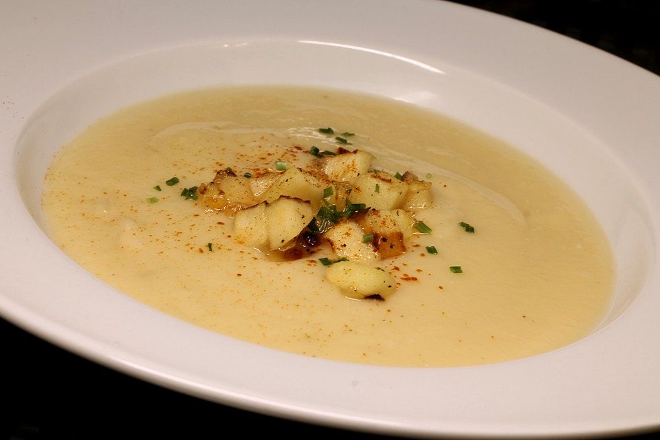 Pastinakensuppe mit karamellisierten Zwiebeln und Apfel