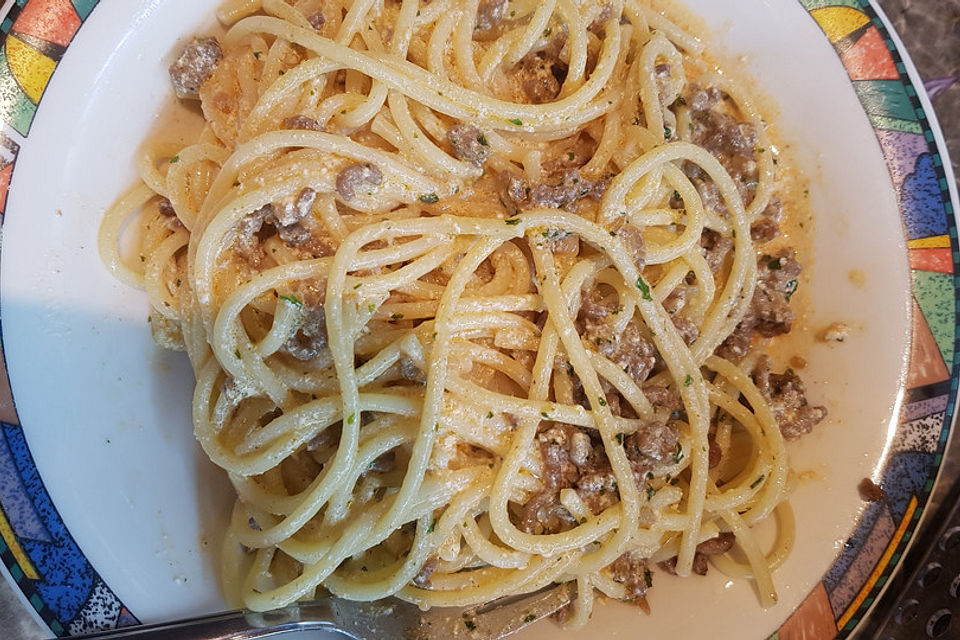 Spaghetti mit Hackfleisch und saurer Sahne